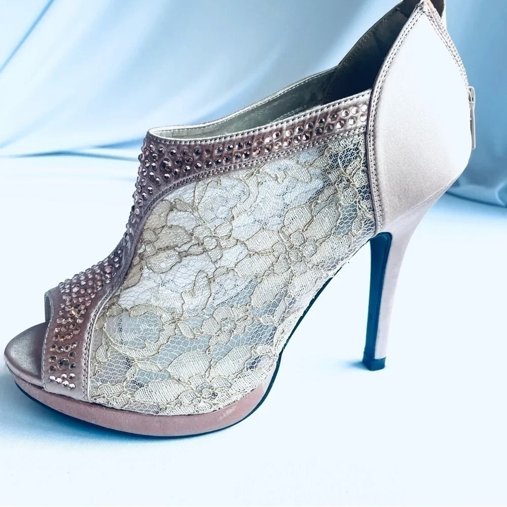 Women's Lace Bridal High Heel Platform Peep Toe Shootie- Never worn - Size 7.5